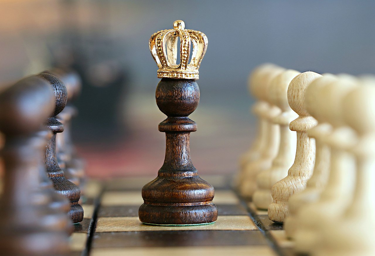Der Kunde ist König wird hier durch ein Schachspiel symbolisiert, auf dem der König zentral in der Mitte steht